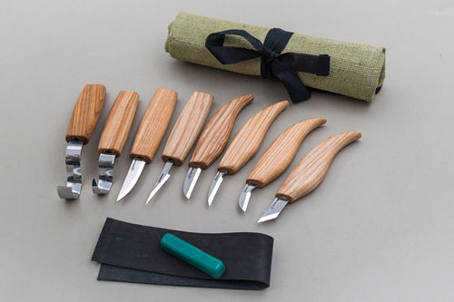 Set di 8 coltelli da intaglio in legno