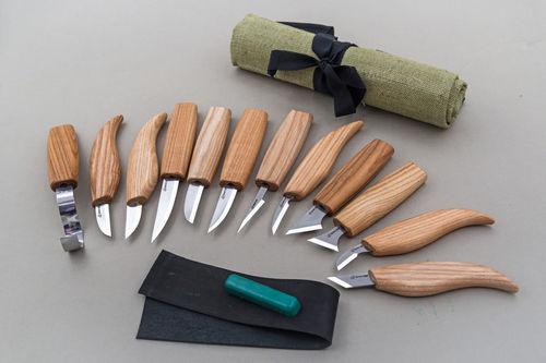 Set di 12 coltelli da intaglio del legno